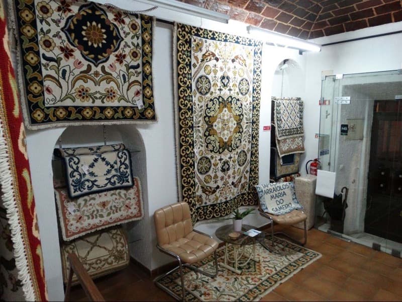 Logótipo de Tapeçaria Arraiolos - Maria do Sameiro — Comércio