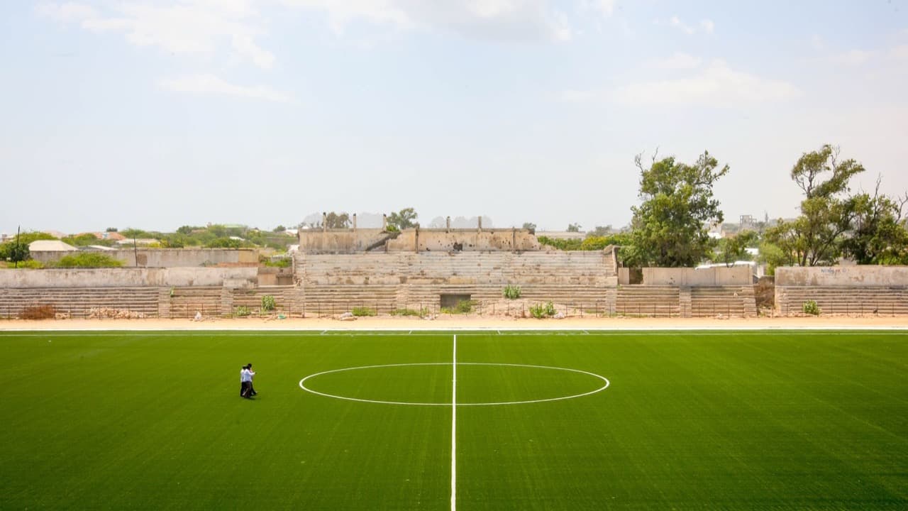 Imagem da notícia: Complexo Desportivo do Bonito já tem novo relvado sintético no Campo n.º 3