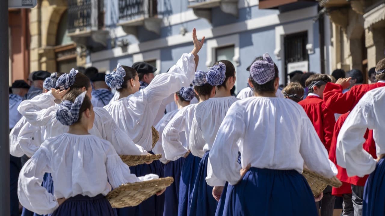 Imagem da notícia: Grupos de folclore de quatro países passaram pela Semana do Mar