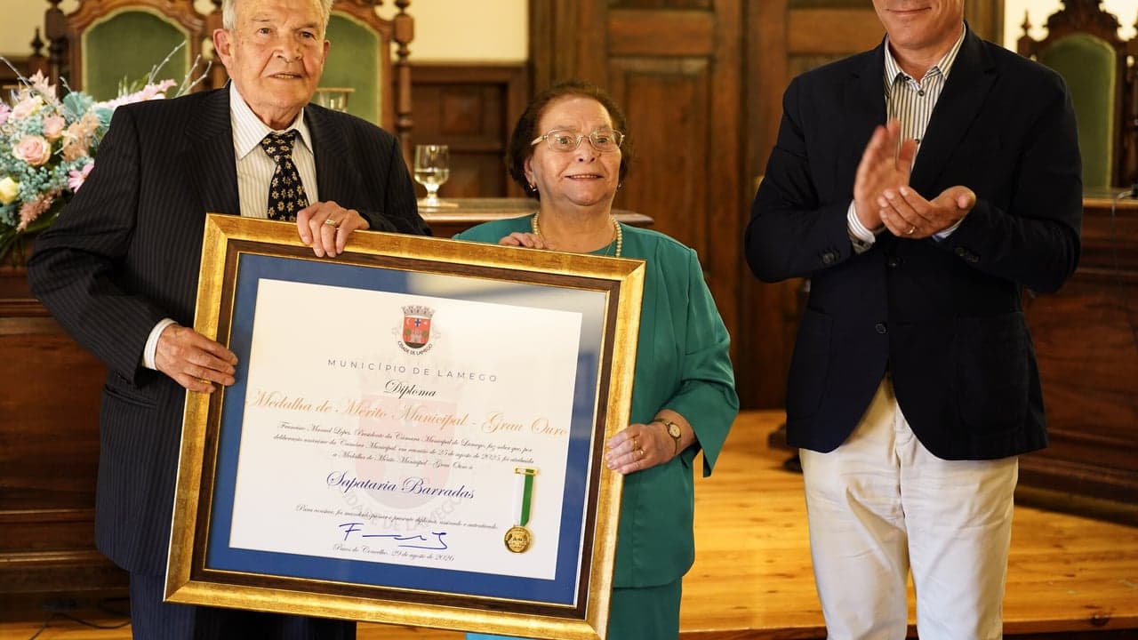 Imagem da notícia: Sapataria Barradas recebe Medalha de Mérito Municipal de Lamego