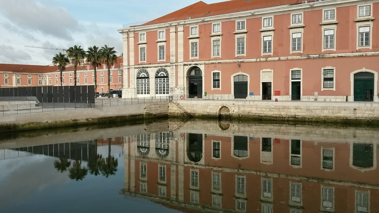 Imagem da notícia: Avenida Ribeira das Naus recebe novo piso na frente ribeirinha