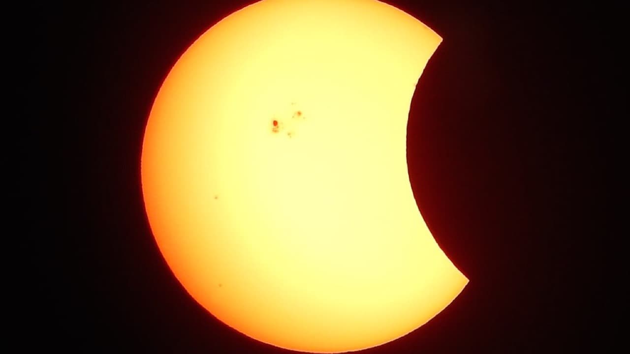 Imagem da notícia: Eclipse solar reuniu centenas de pessoas na praia do Arraial, em Tavira