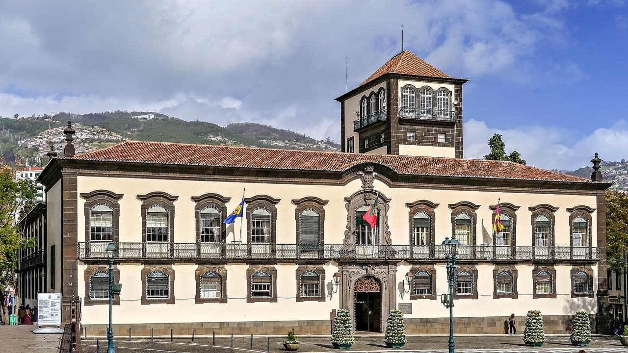 Imagem da notícia: Câmara do Funchal aprova 220 mil euros em apoios sociais e contrata 32 cantoneiros
