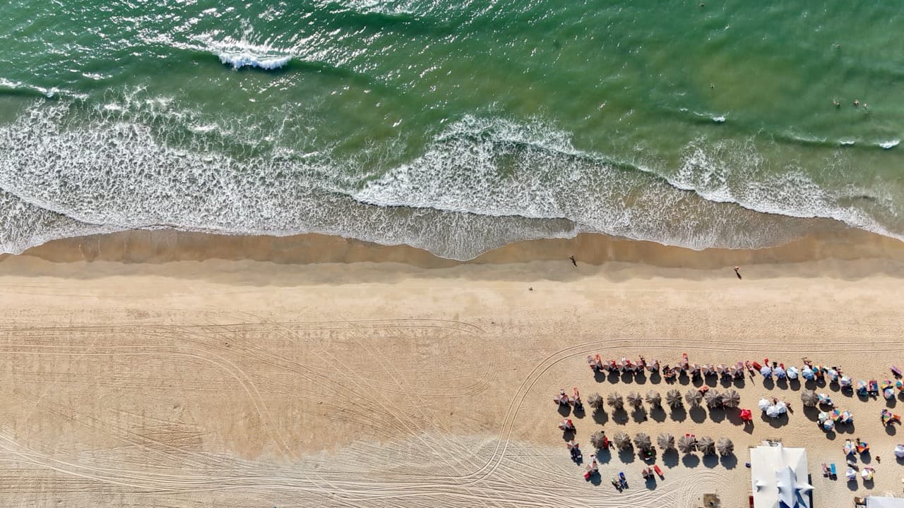 Imagem da notícia: Praia do Almoxarife ganha zonas de solário, novos chuveiros e acessos melhorados