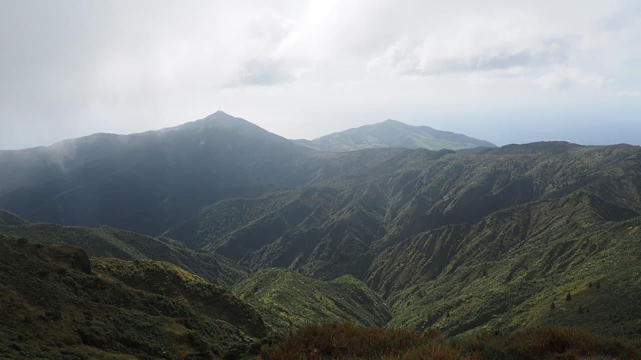 Imagem da notícia: Cerca de 70 caminhantes na subida ao Pico da Vara