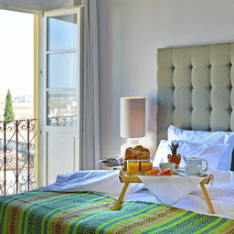 Logótipo de The Noble House Hotel — Alojamento em Évora