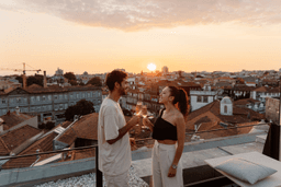 Logótipo de Moon & Sun Lisboa — Alojamento em Lisboa
