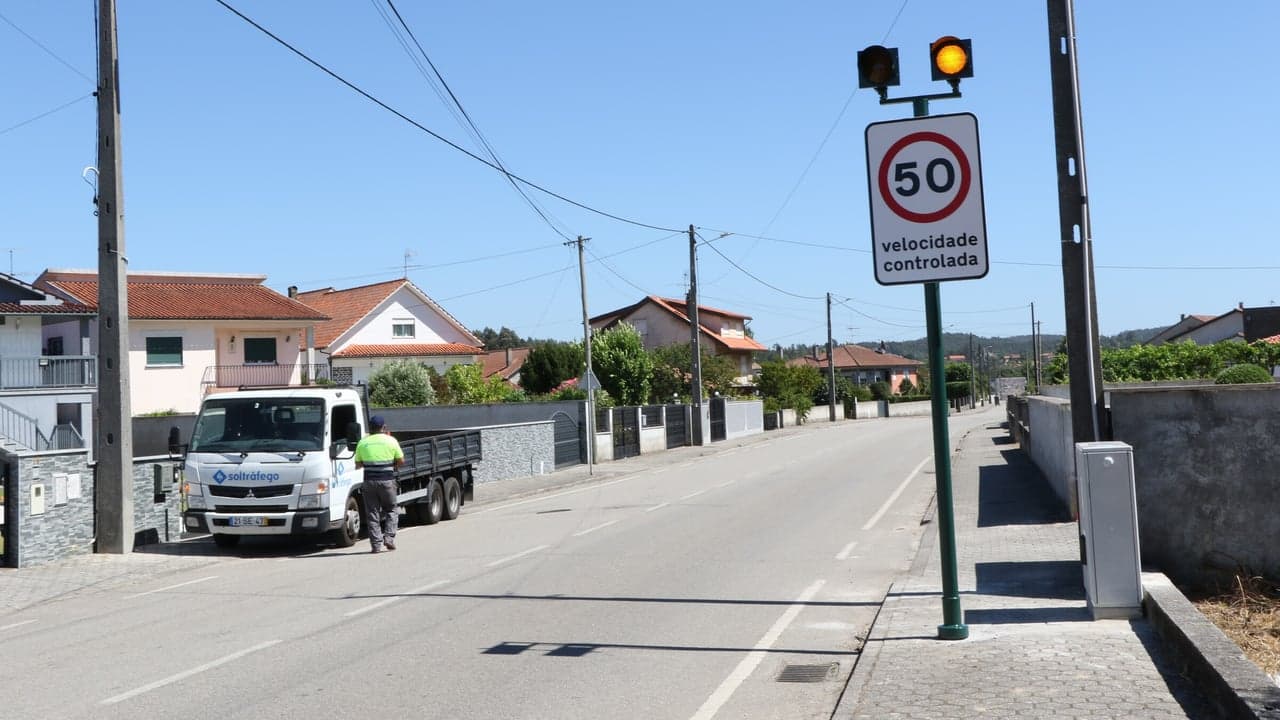 Imagem da notícia: Avenida do Reguengo recebe novo sistema de semáforos