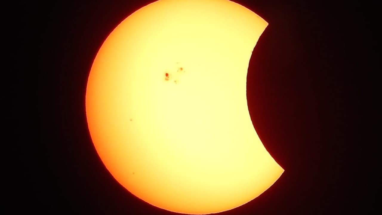 Imagem da notícia: Mais de 500 pessoas observam eclipse solar no Centro Ciência Viva de Constância