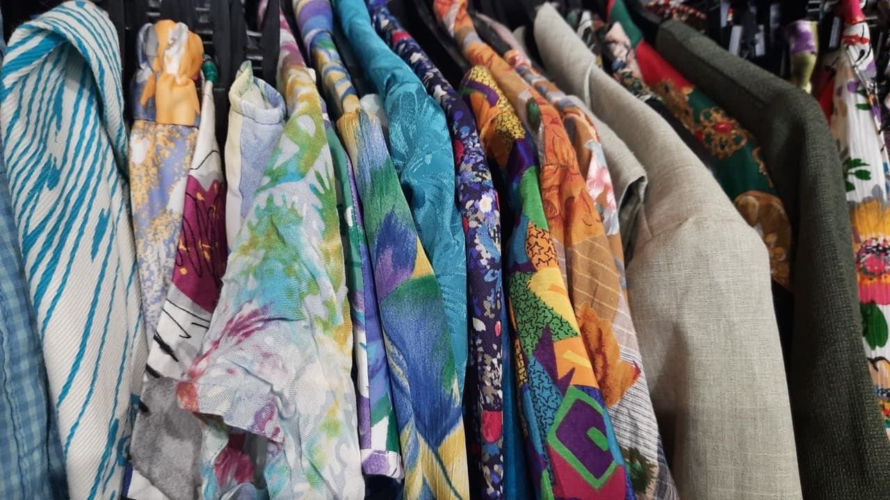 Imagem da notícia: CAAA inaugura exposição com obras feitas a partir de roupa deitada ao lixo