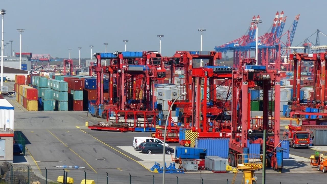 Imagem da notícia: Porto de Sines bate recorde e movimenta mais de 189 mil TEU em julho