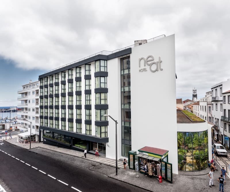 Logótipo de NEAT Hotel Avenida — Alojamento em Ponta Delgada