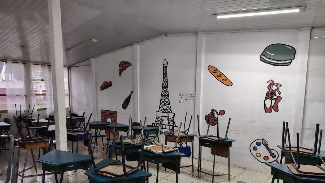 Imagem da notícia: Telemóveis proibidos nas escolas a partir de janeiro