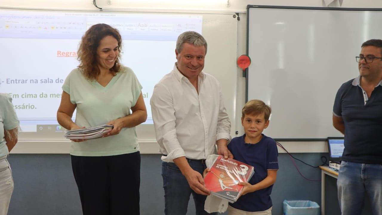 Imagem da notícia: Belmonte entrega cadernos de atividades a alunos do 1.º ciclo