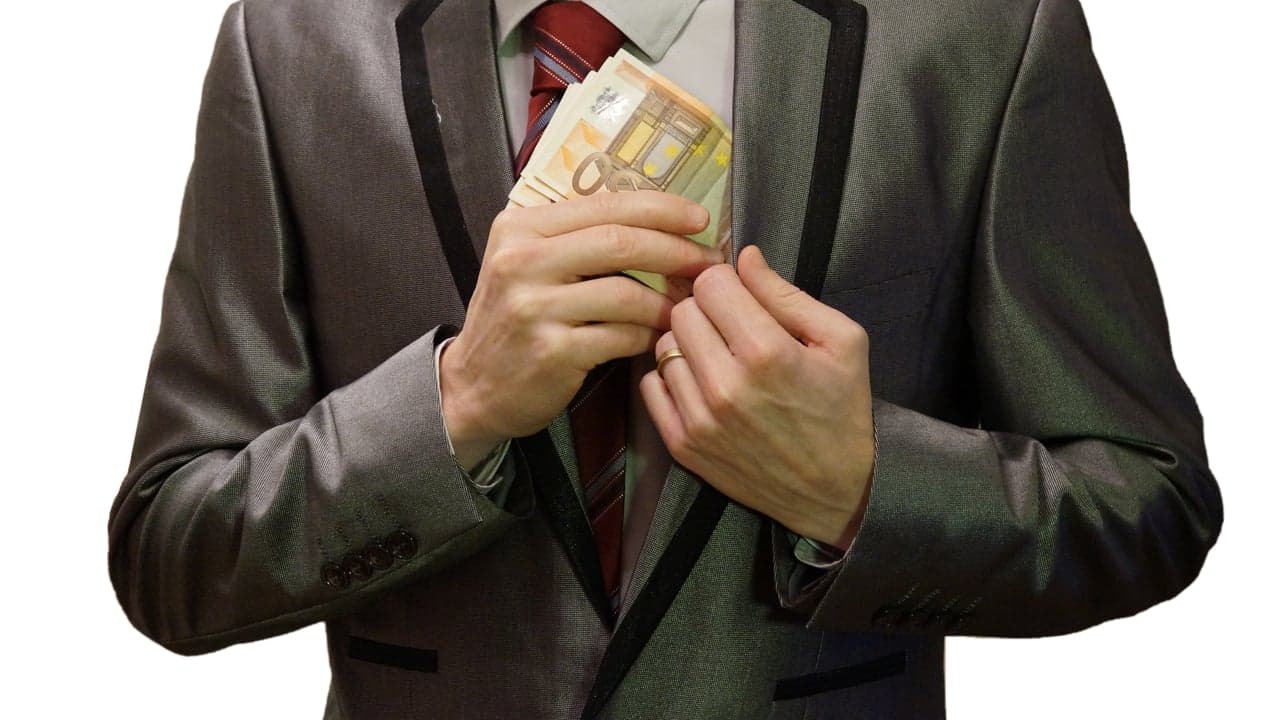 Imagem da notícia: Tempestade deixa uma centena de empresas da região sem apoio