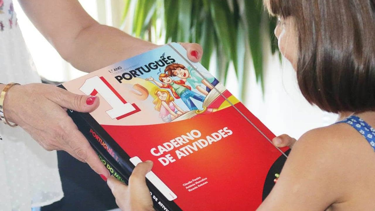 Imagem da notícia: Alunos do 1.º Ciclo recebem fichas de atividades gratuitas