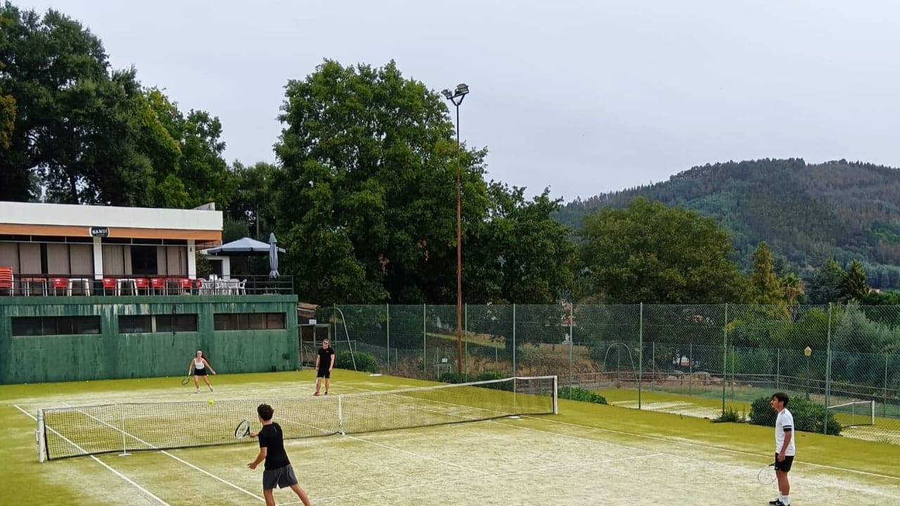 Imagem da notícia: Convívio de ténis reuniu jovens no Clube de Ténis de Góis