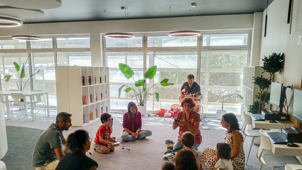 Imagem da notícia: Música para Bebés dinamiza encontro familiar na Biblioteca