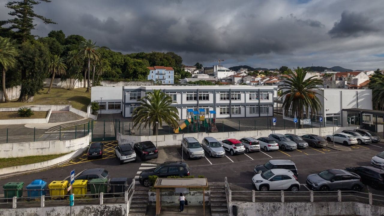 Imagem da notícia: Câmara lança concurso para reabilitação de escola em São Sebastião