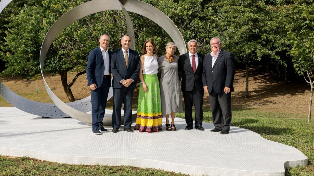 Imagem da notícia: Escultura homenageia produtores de leite no Parque Urbano