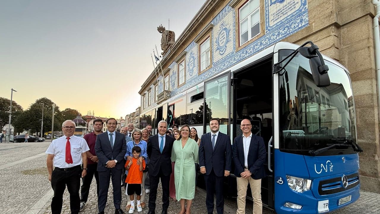 Imagem da notícia: Novo autocarro reforça transportes públicos em Argivai