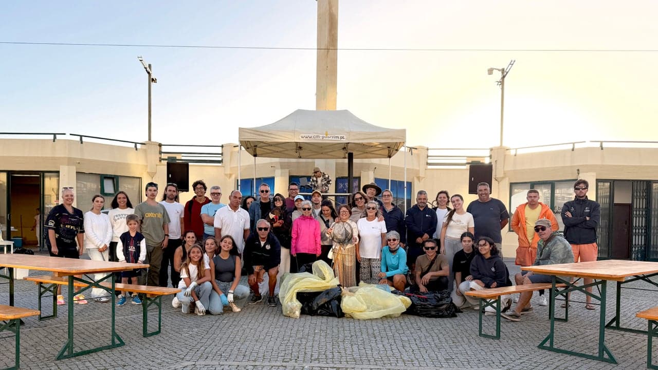 Imagem da notícia: Quarenta e cinco voluntários limpam praia da Póvoa