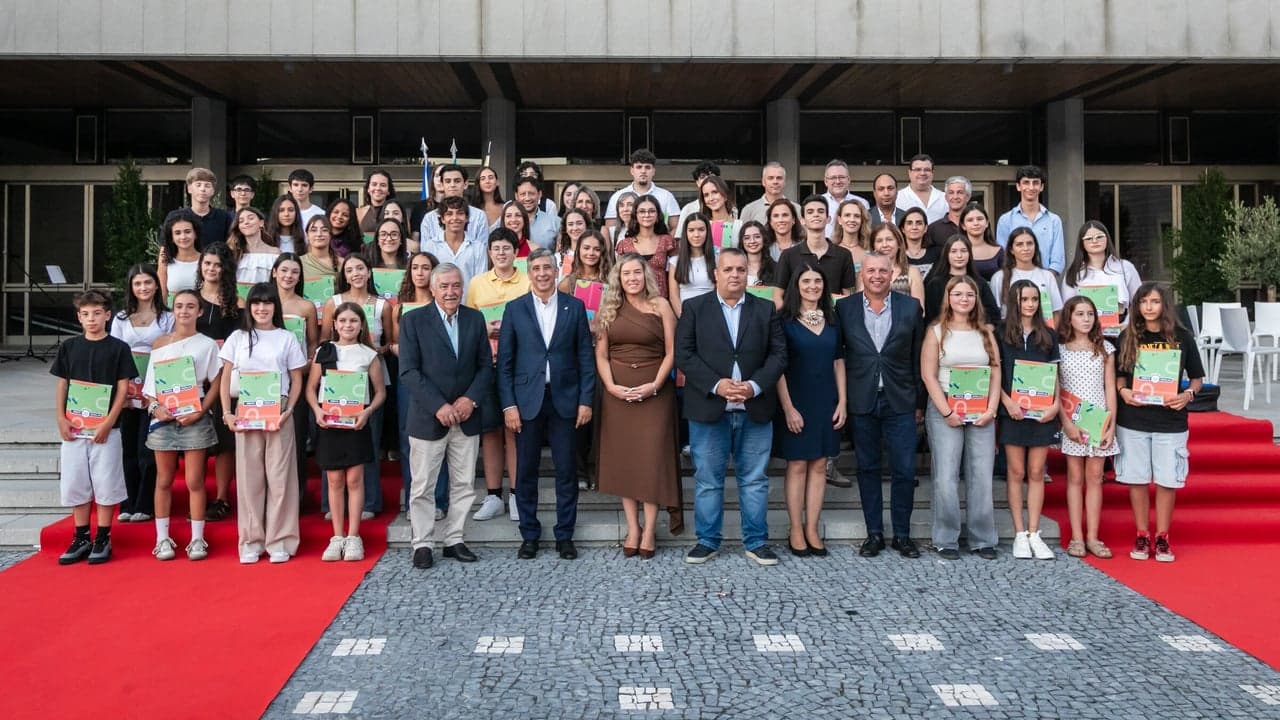 Imagem da notícia: Câmara de Santo Tirso premeia 47 alunos por mérito escolar