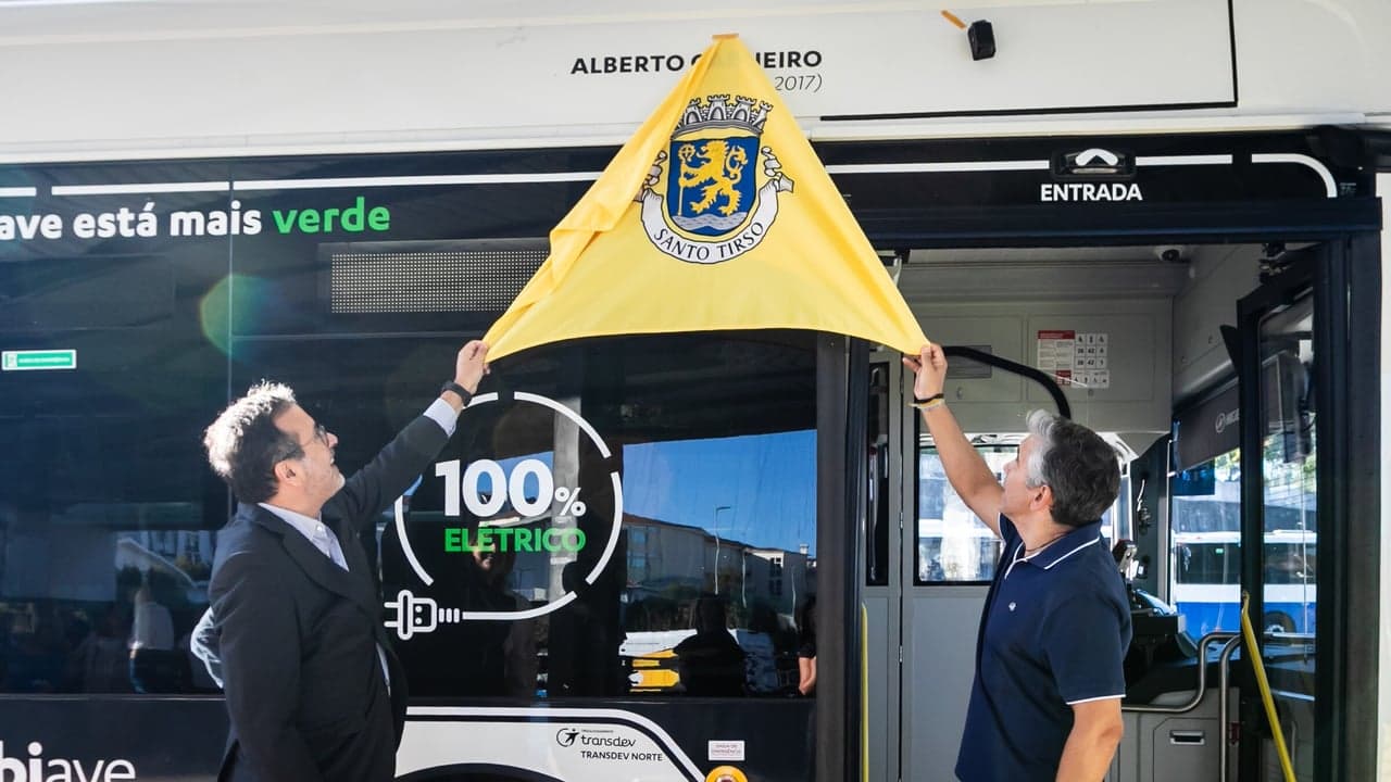 Imagem da notícia: Santo Tirso inaugura autocarro elétrico em homenagem a Alberto Carneiro