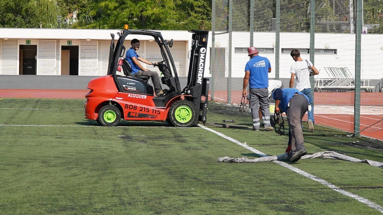 Imagem da notícia: Estádio Municipal de Tomar ganha novo relvado com certificação FIFA