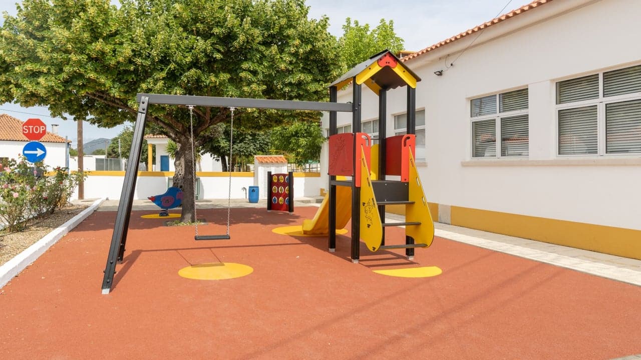 Imagem da notícia: Câmara aprova mais de 54 mil euros para requalificação de parques infantis