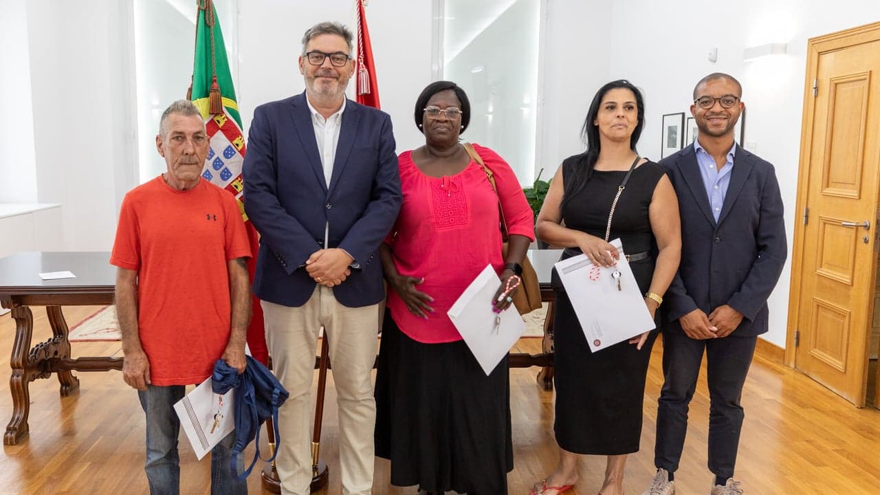 Imagem da notícia: Três habitações municipais entregues a famílias no concelho