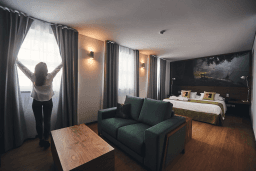 Logótipo de Hotel Cruzeiro — Restauração em Angra do Heroísmo