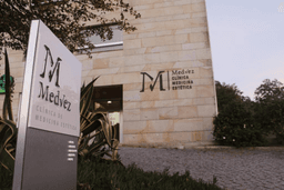 Logótipo de MedVez - Clínica de Medicina Estética e Antienvelhecimento — Saúde em Arcos de Valdevez