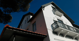 Logótipo de A House in Estoril — Alojamento em Cascais