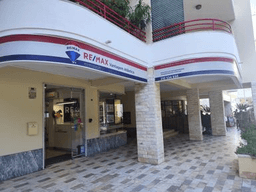 Logótipo de RE/MAX Vantagem Atlântico — Imobiliário em Cascais