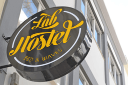 Logótipo de Lab Hostel - Bed & Waves — Alojamento em Nazaré