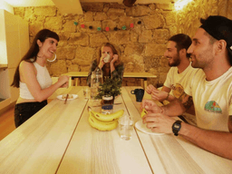 Logótipo de Onefam Ribeira Hostel Porto — Alojamento em Porto