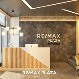 Logótipo de RE/MAX Plaza — Imobiliário em Porto