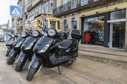 Logótipo de Vieguini Scooters & Bikes — Automóvel em Porto